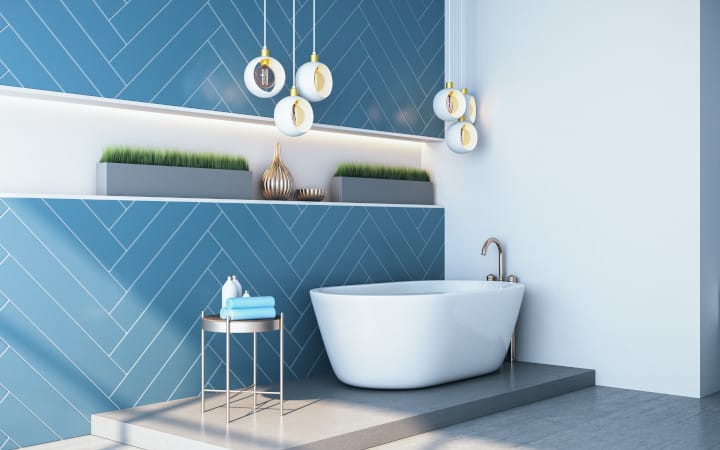 Salle de bain design avec carrelage mural bleu posé en chevron