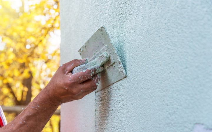 Application d'un enduit extérieur sur une façade de maison