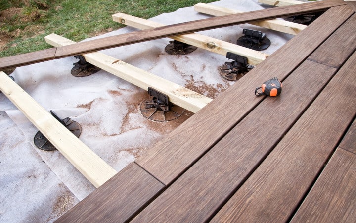 Construction d'une terrasse en bois (bambou) sur la terre sur plot