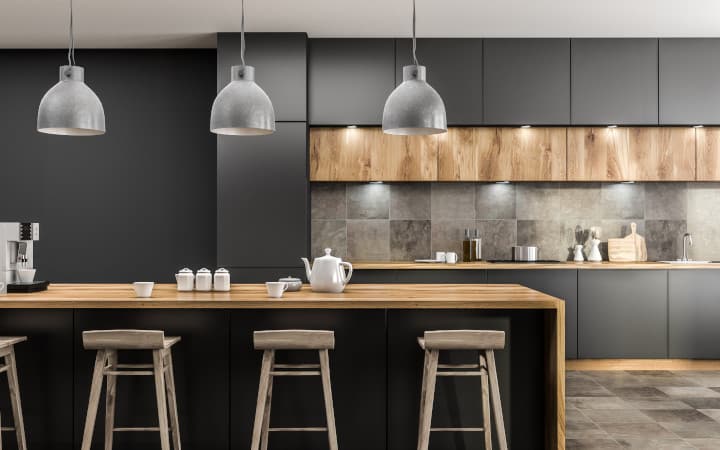 Cuisine rénovée grise avec bar en bois
