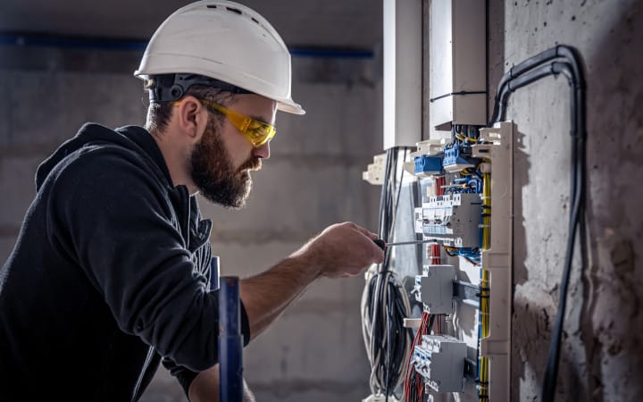 Réglages et mise aux normes d'un tableau électrique par un professionnel