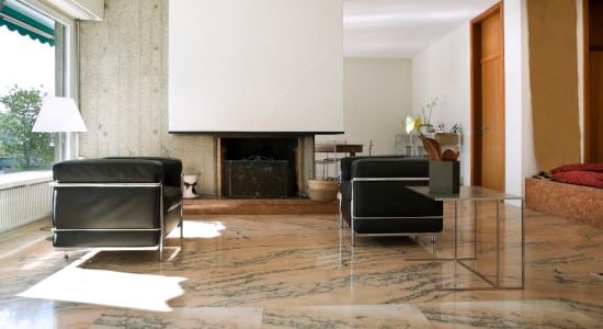 Intérieur minimaliste avec carrelage imitation marbre
