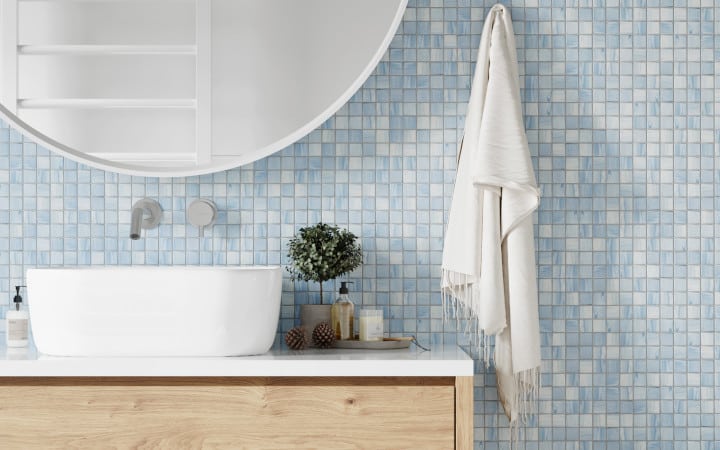 Mosaïque bleue dans une salle de bain style scandinave