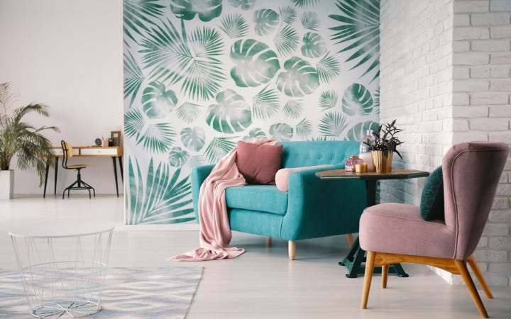 Papier peint intissé vert florale dans un salon design