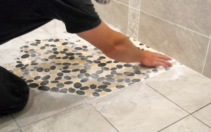 Mise en place des joints dans une douche à l'Italienne sur carrelage existant