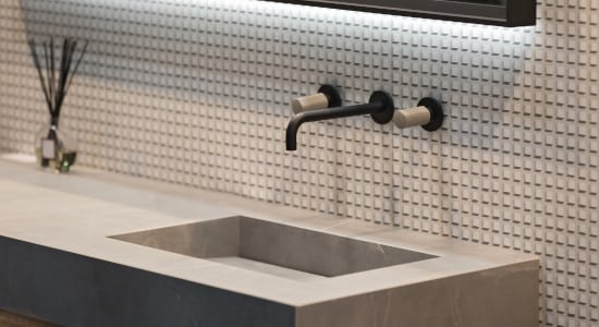 Salle de bain en marbre avec robinetterie noire