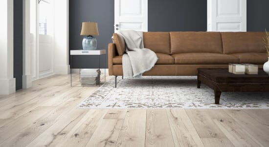 Salon moderne avec parquet clair pour un effet d'agrandissement de la pièce