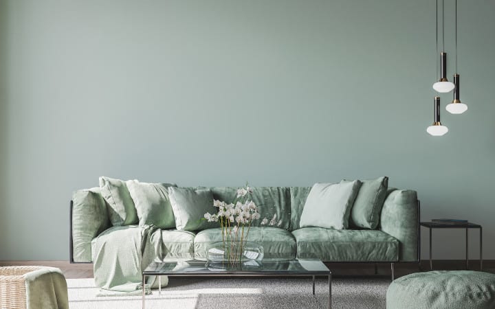 Salon design de couleur verte pour un effet d'agrandissement de la pièce