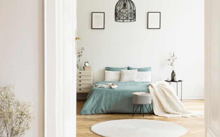 Vue sur une chambre avec revêtement de sol en parquet massif