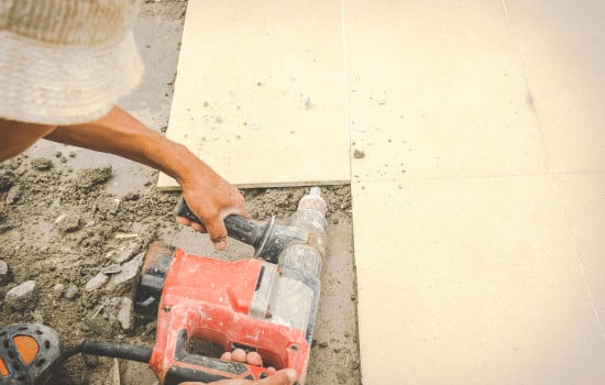 Artisan dépose un carrelage existant