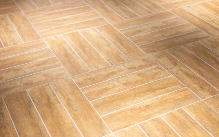 Carrelage imitation parquet avec joint blanc