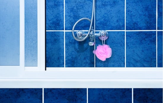 Carrelage de salle de bain faïence bleue tendance en 2025