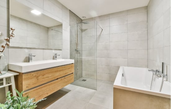 Carrelage de salle de bain XXL effet marbre