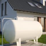 Citerne de gaz propane dans le jardin d'une maison d'un particulier