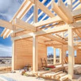 Construction d'une maison en bois respectant la norme RE2020