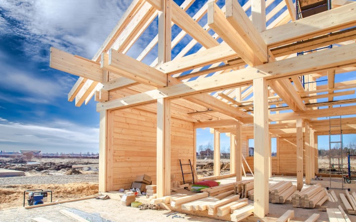 Construction d'une maison en bois respectant la norme RE2020