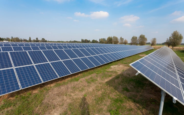 Panneaux solaires implantés sur un sol agricole