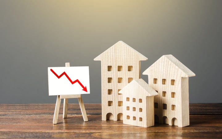 Maison en bois représentant les villes ou il ne faut pas investir en 2022