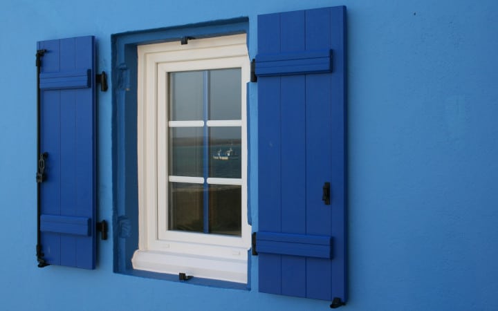 Maison avec volets de couleur bleu en Bretagne