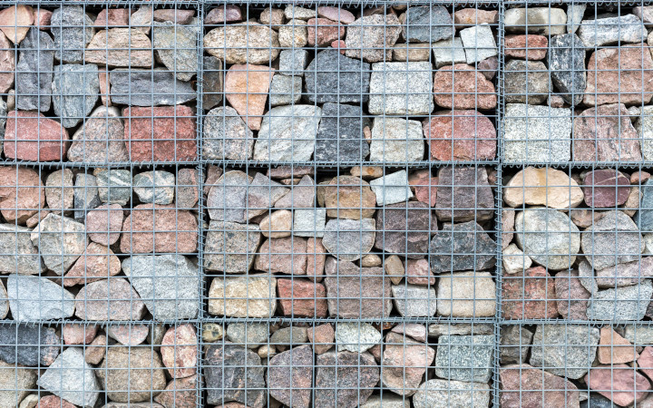 Mur en gabion rempli avec des pierres naturelles