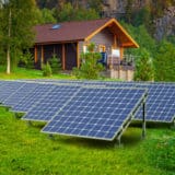 Panneaux solaires installés au sol dans le jardin