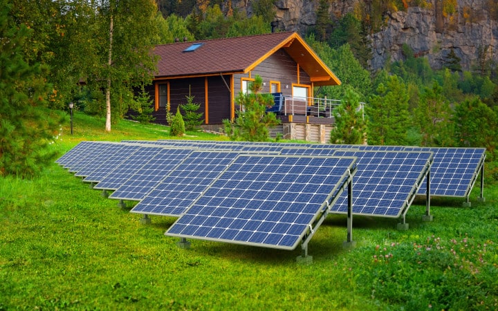 Panneaux solaires installés au sol dans le jardin