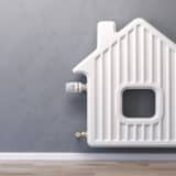 Illustration d'un radiateur en forme de maison alimenté par une pompe à chaleur