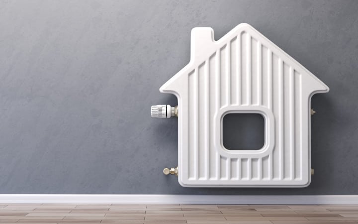 Illustration d'un radiateur en forme de maison alimenté par une pompe à chaleur