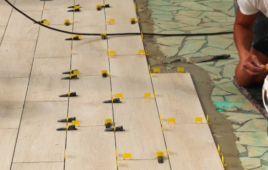 Pose d'un carrelage sur un sol déjà carrelé pour améliorer l'isolation du sol