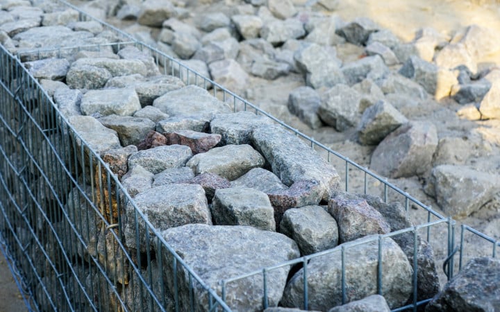 Pose en cours d'une mur de soutènement en gabion