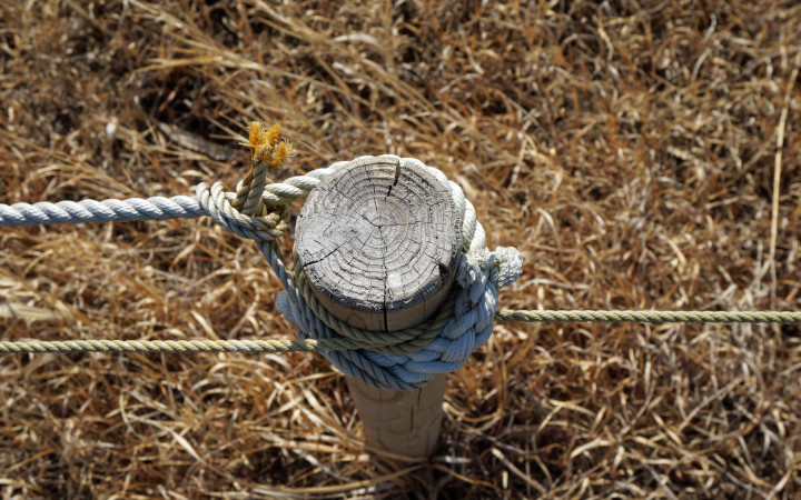 Poteau en bois scellé dans la terre