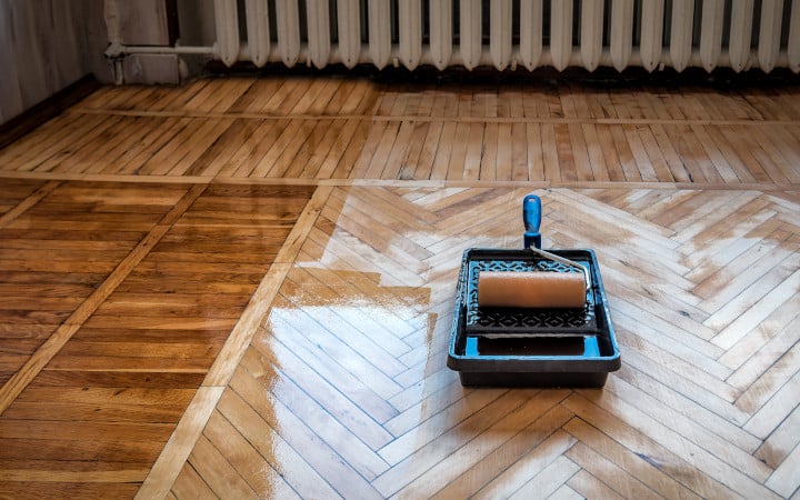 Réparation Et De Restauration Et De Parquet Laminé. Rayures Et