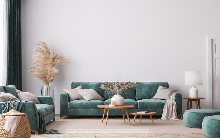 Salon style de décoration moderne avec canapé en velours couleur vert eau
