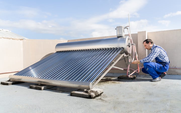 Réparation d'un système solaire combiné avec ballon d'eau chaude