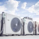 Unités extérieures de climatisations sur le toit d'un immeuble en copropriété