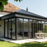 Véranda Aluminium - une extension moderne de maison - Vue de l'extérieur sur la veranda