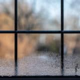 Vue rapprochée sur la condensation sur une fenêtre double vitrage