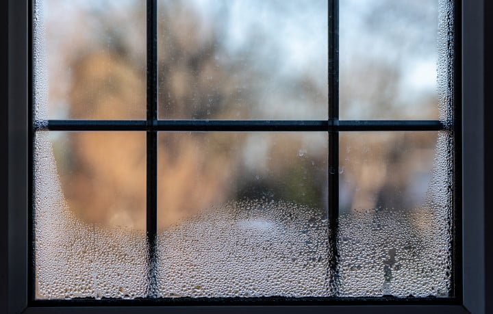 Vue rapprochée sur la condensation sur une fenêtre double vitrage